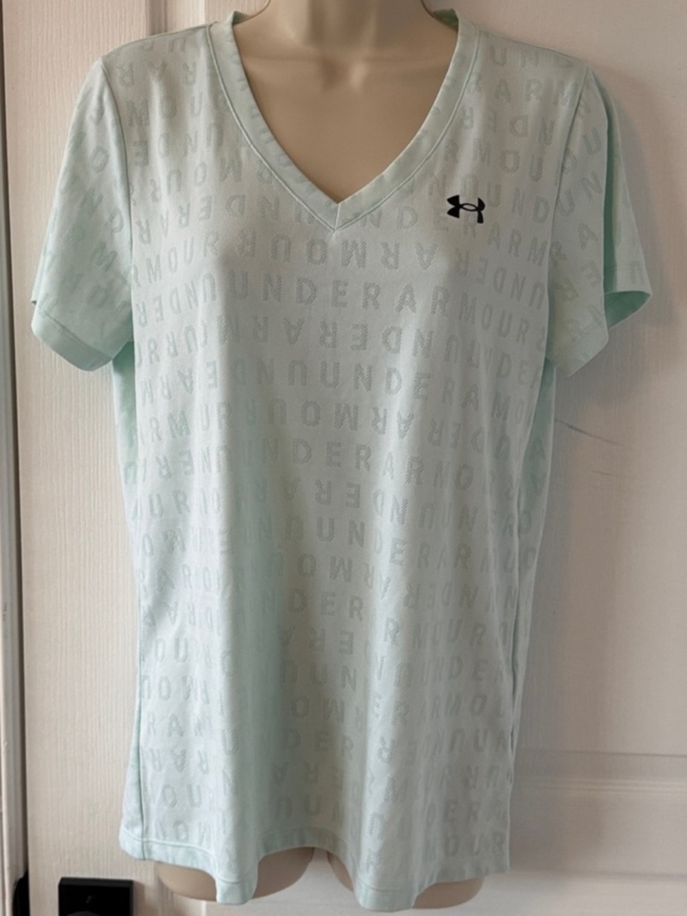 Under Armour HeatGear Mint Green V-Neck Athletic Tee Women’s Medium Loose Fit